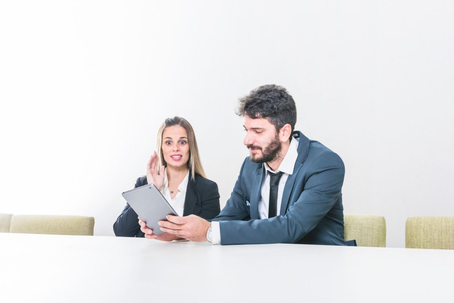 Teilnehmer beim gemeinsamen Lernen über Finanzthemen